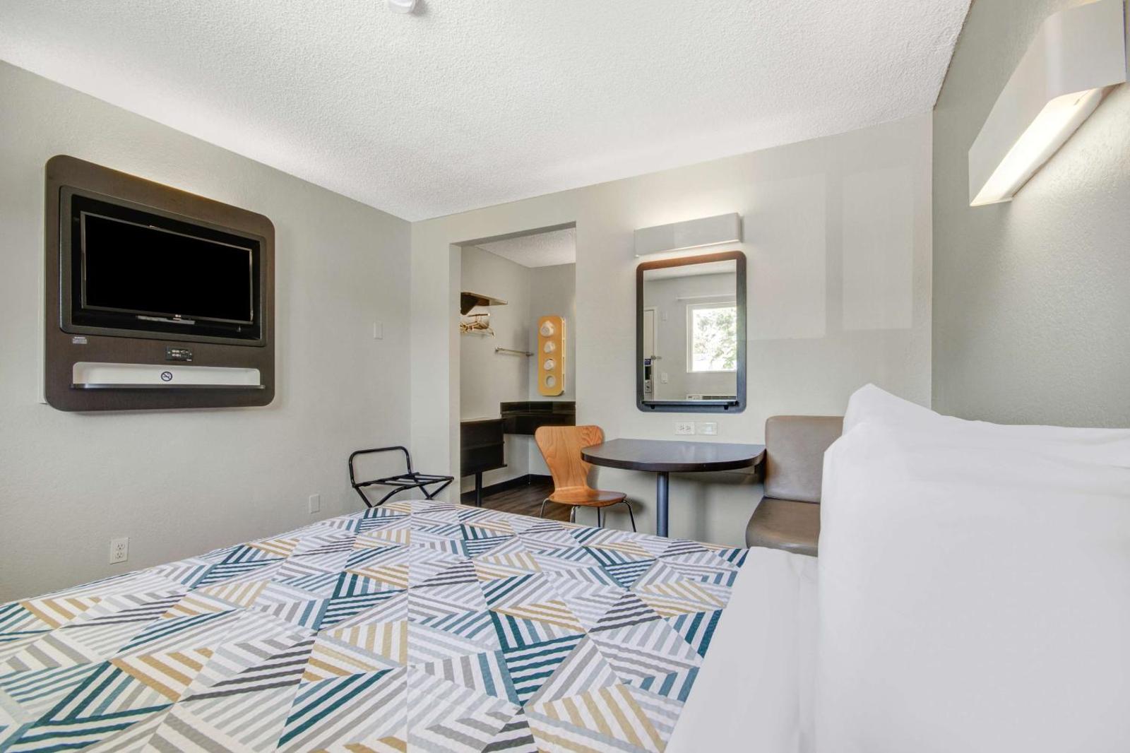 Motel 6-San Jose CA - Airport Main image 1